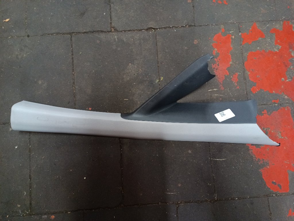 Cache montant pare brise