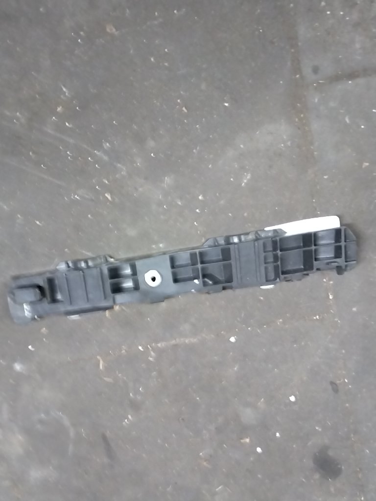 Rear bumper mounting bracket