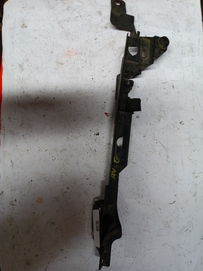 Left hood/fender guide