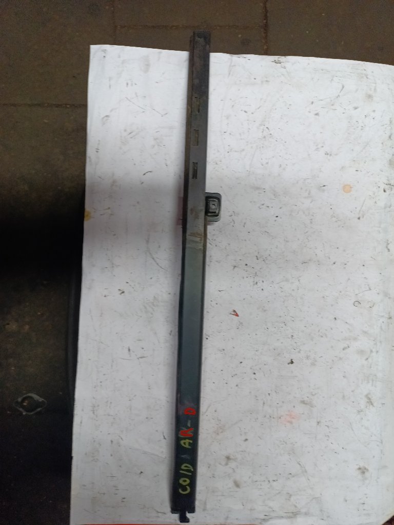 Right rear window guide