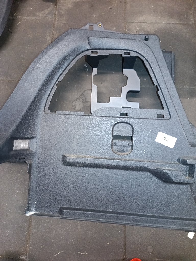 Right rear trunk side trim
