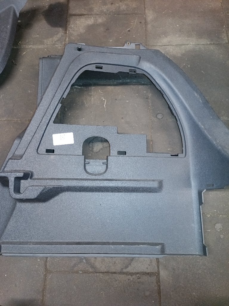 Right inner trunk side trim