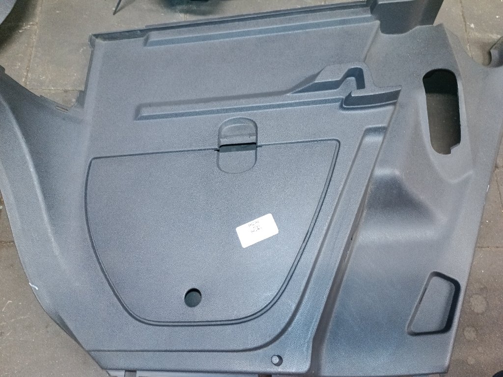 Right rear trunk trim (5-door)