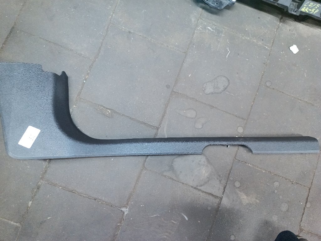 Right front door window molding