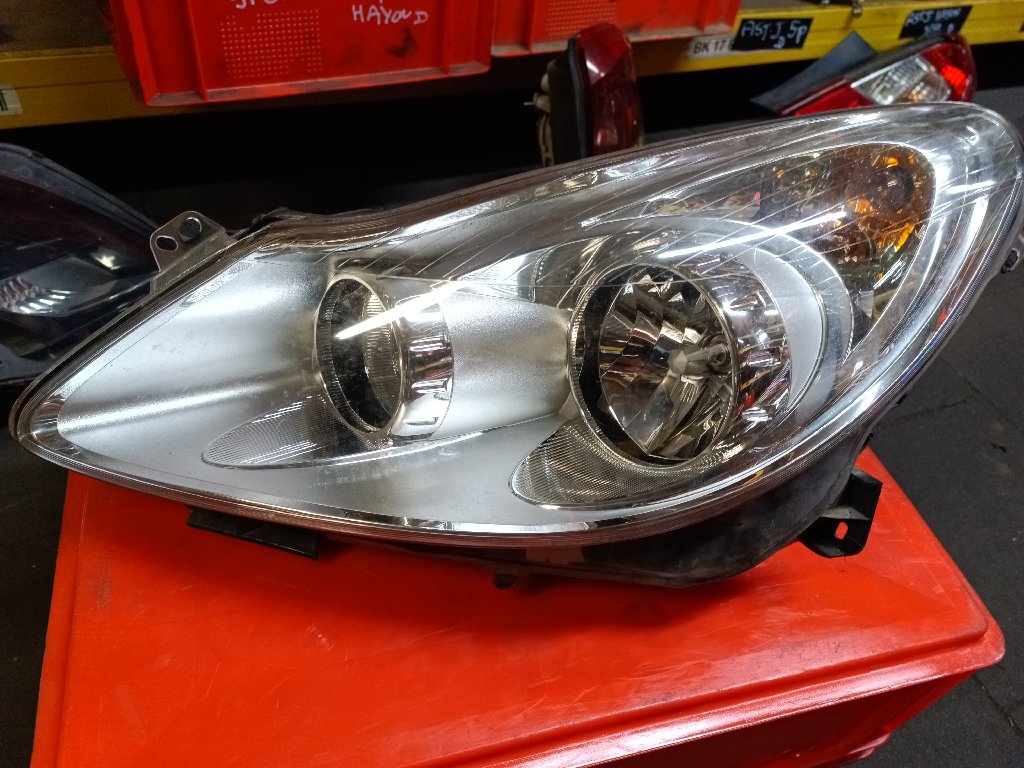Left headlight Corsa D