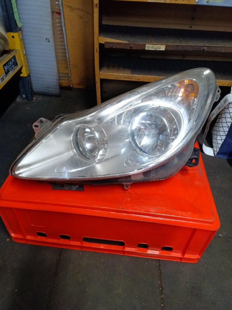 Left headlight Corsa D (broken mount)