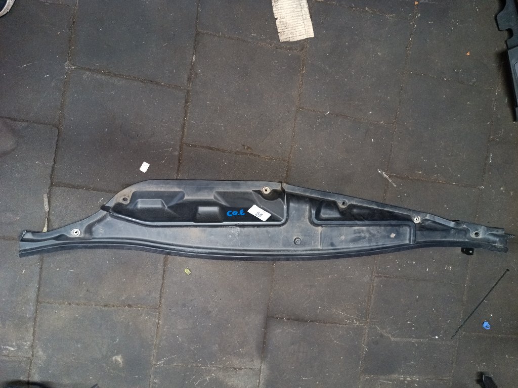 Protection sous pare-brise