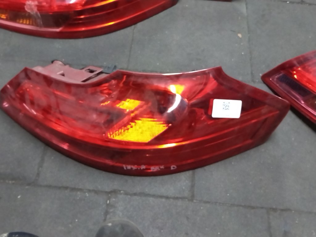 Right rear tail light