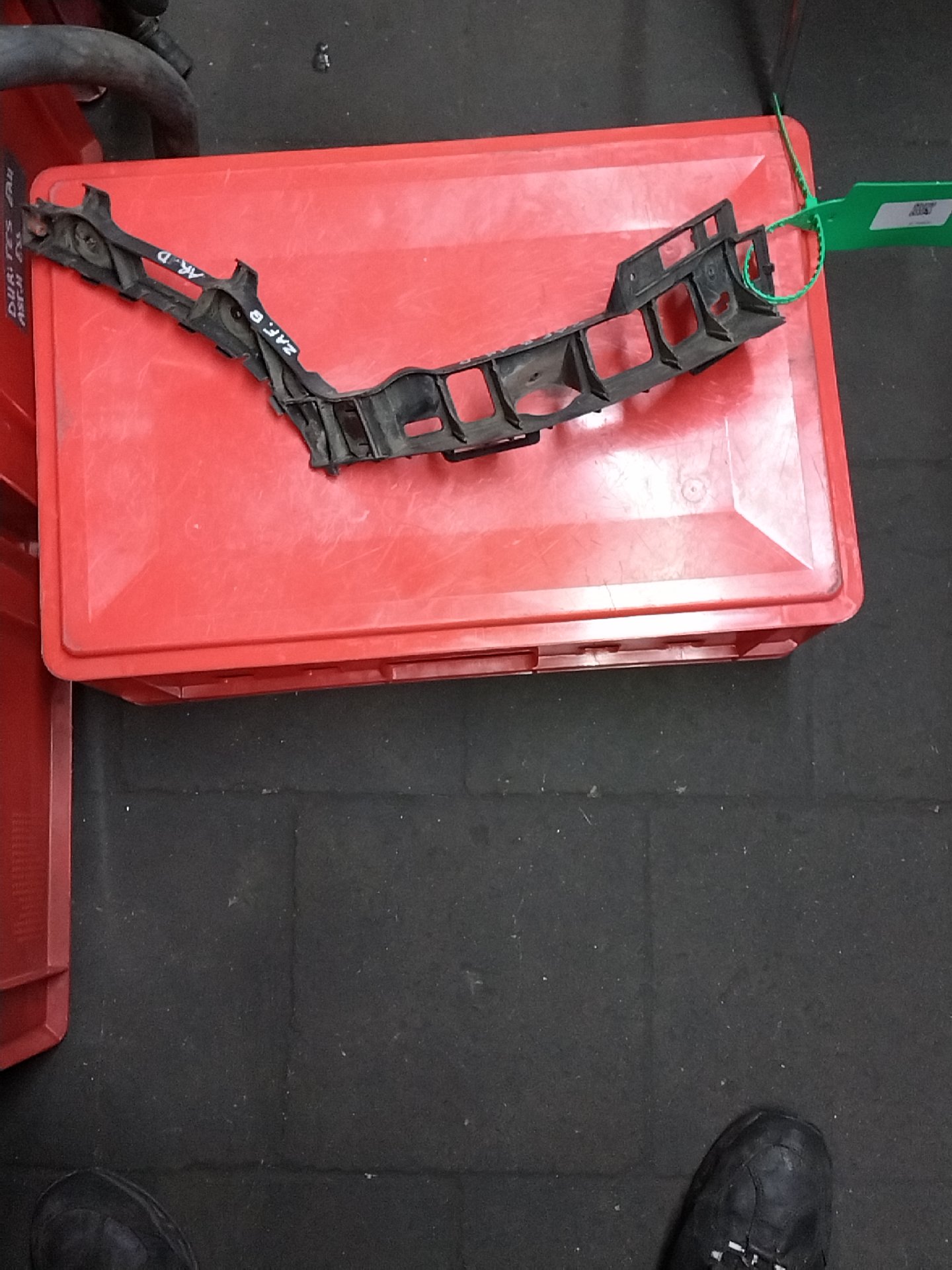 Right rear bumper bracket