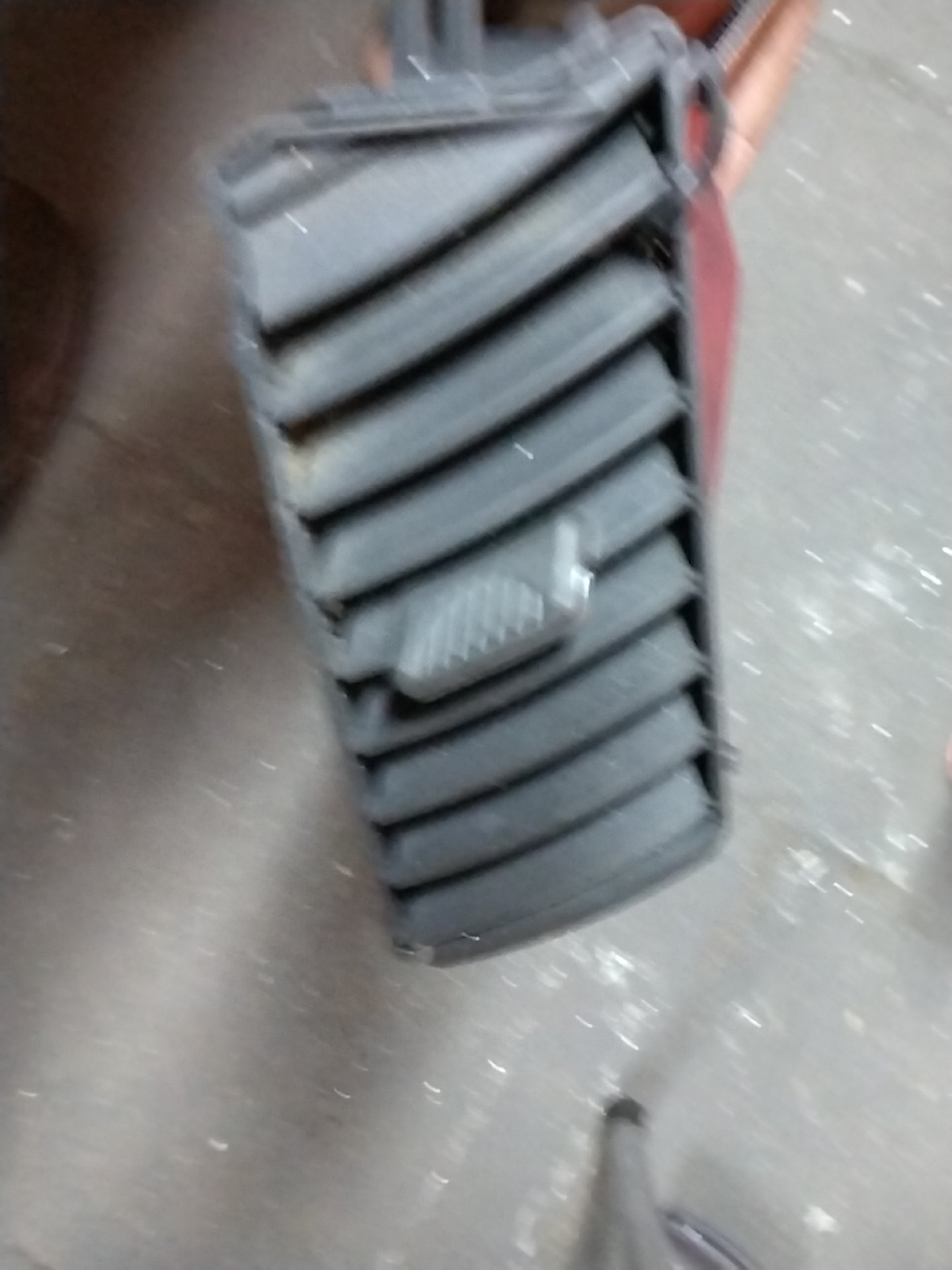 Right ventilation grille