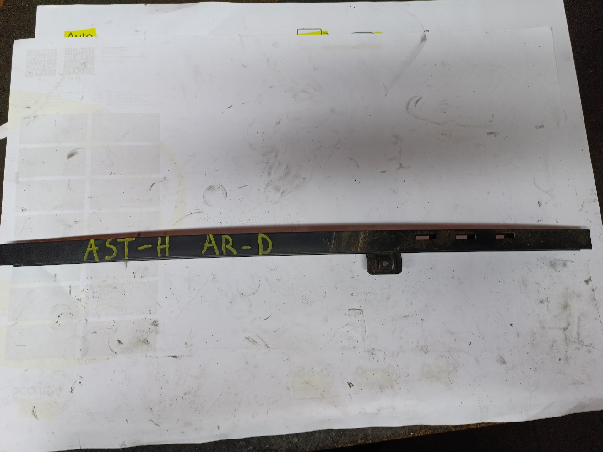 Right rear window guide