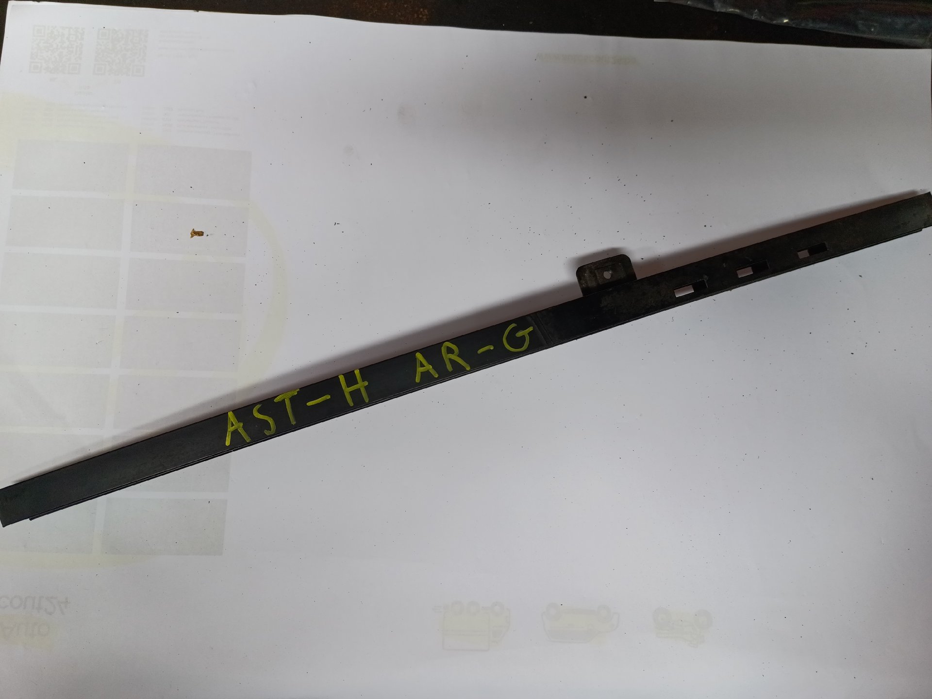 Guide de vitre arrière gauche