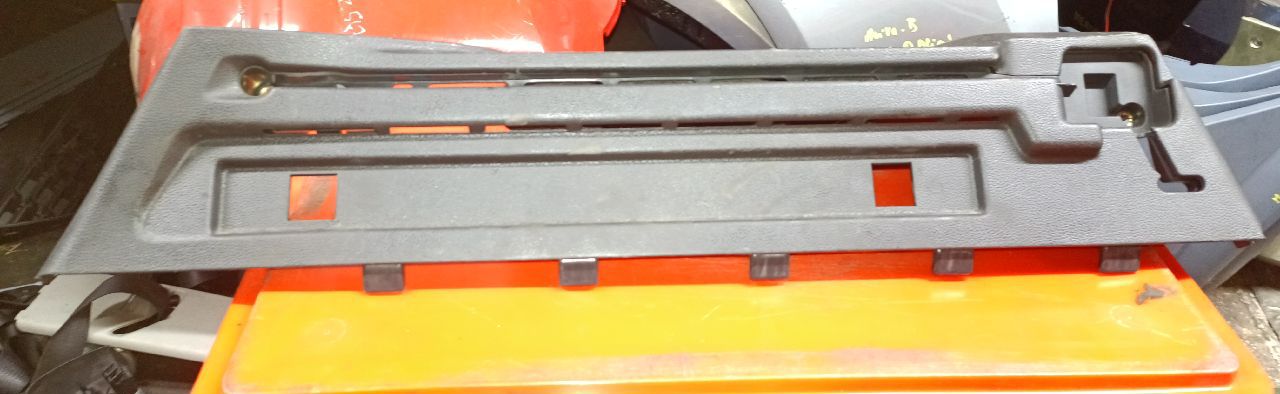 Right rear parcel shelf supports