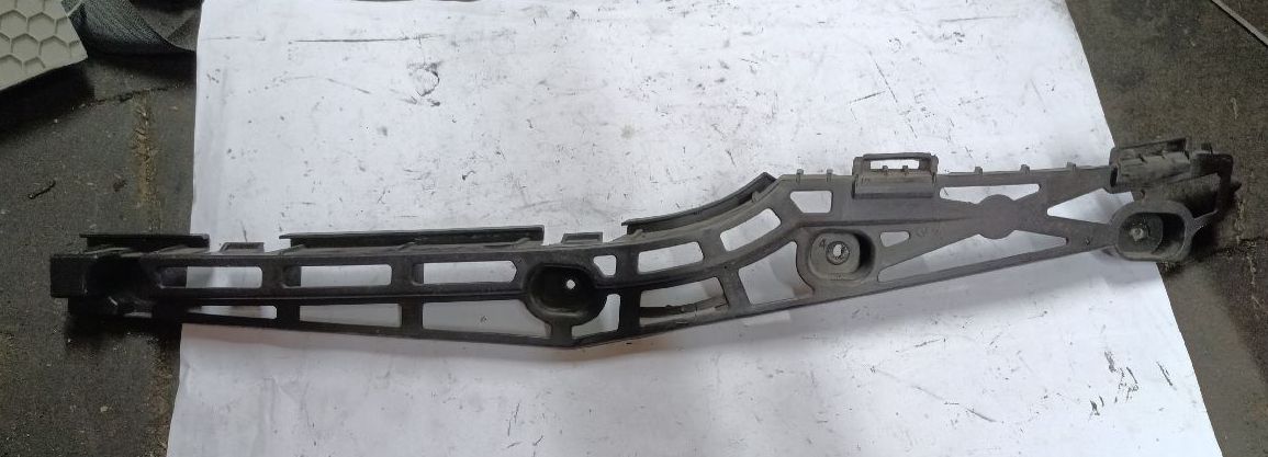 Support de pare-chocs arrière droit