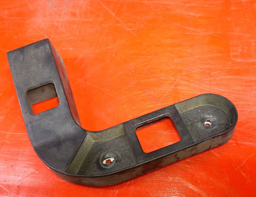 Right rear bumper support