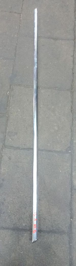 Moulure de vitre de la porte avant  droit