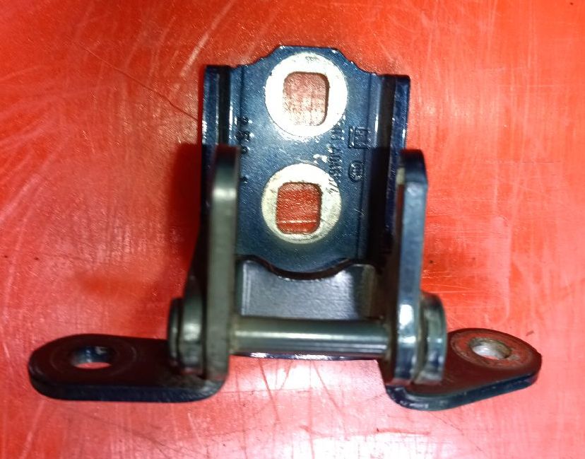 Front right upper door hinge