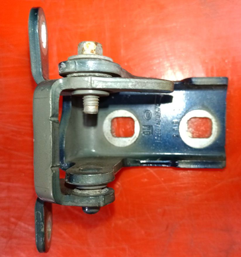 Front left hinge