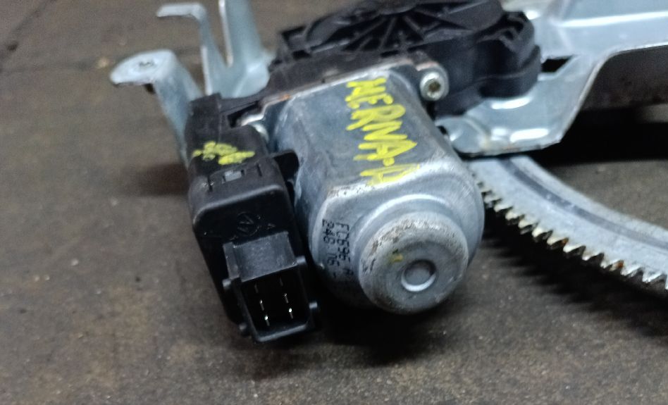 Front right power window regulator - small connector