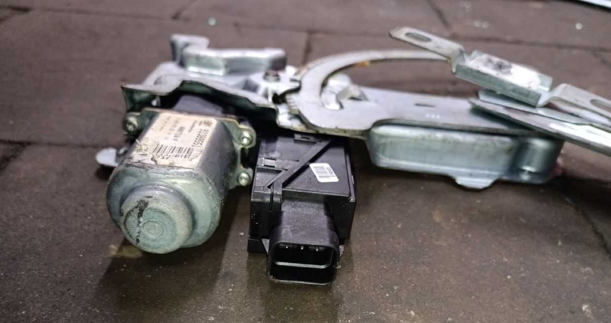 Front left power window regulator - large connector