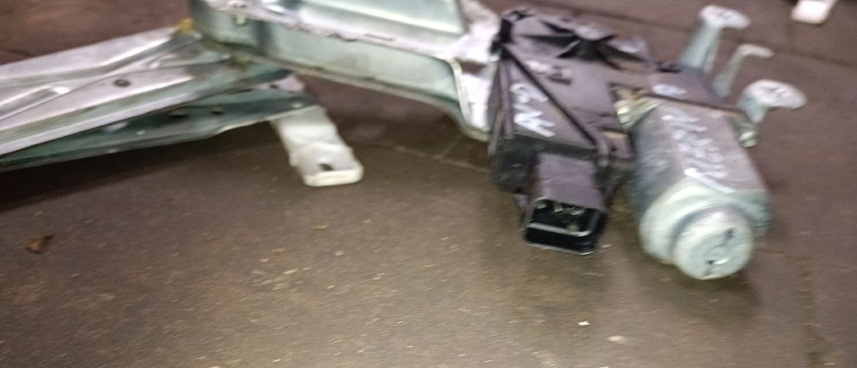 Front right power window regulator, large connector