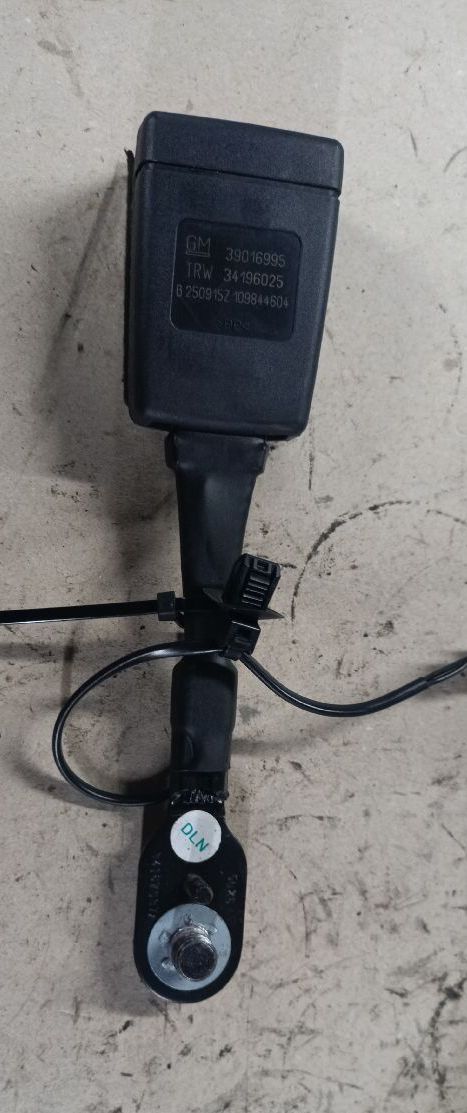 Voorste gordelspanner rechts