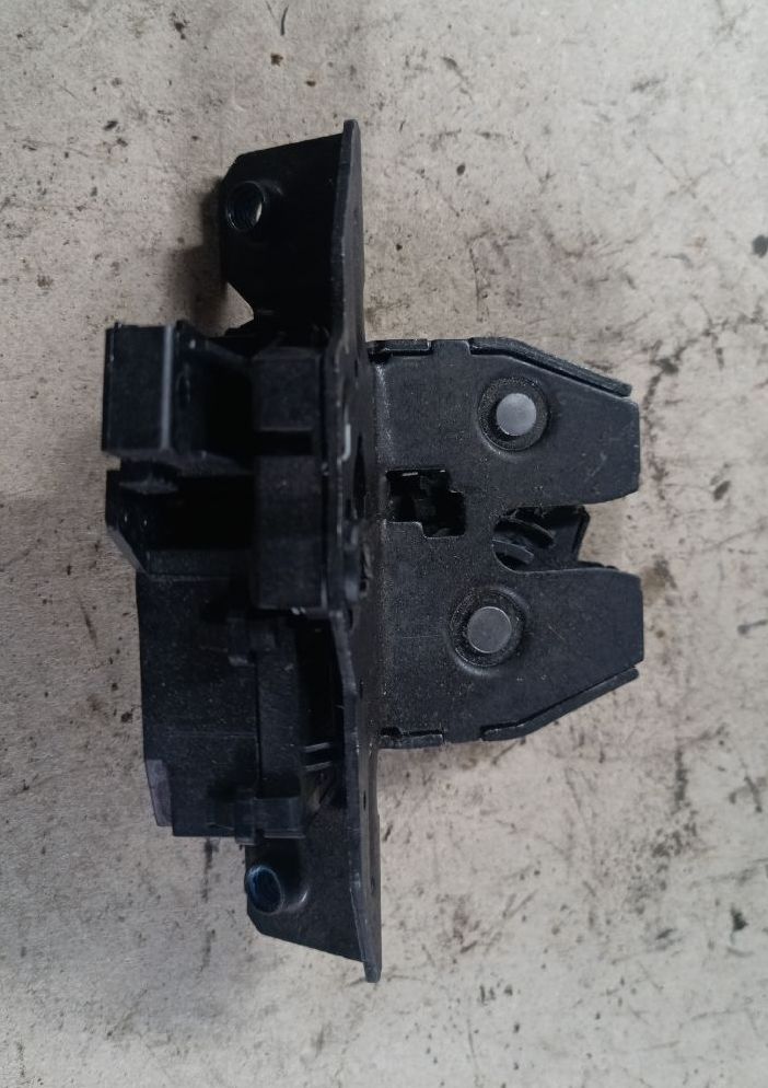 Tailgate lock assembly