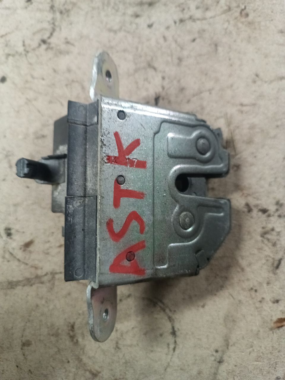 Rear tailgate lock assembly for Opel Astra K 5-door