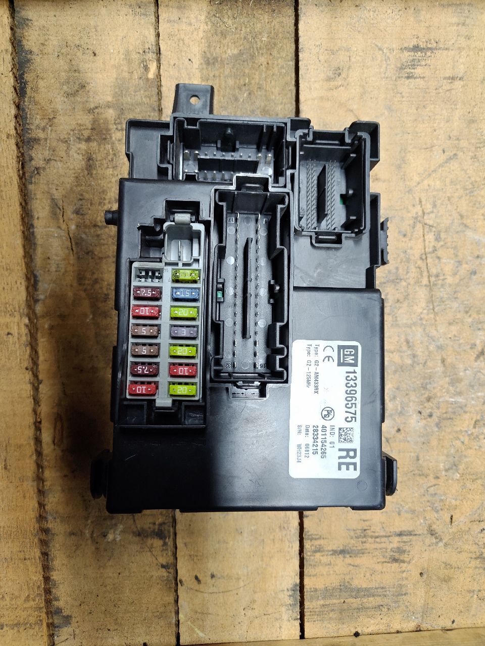 Fuse box RE