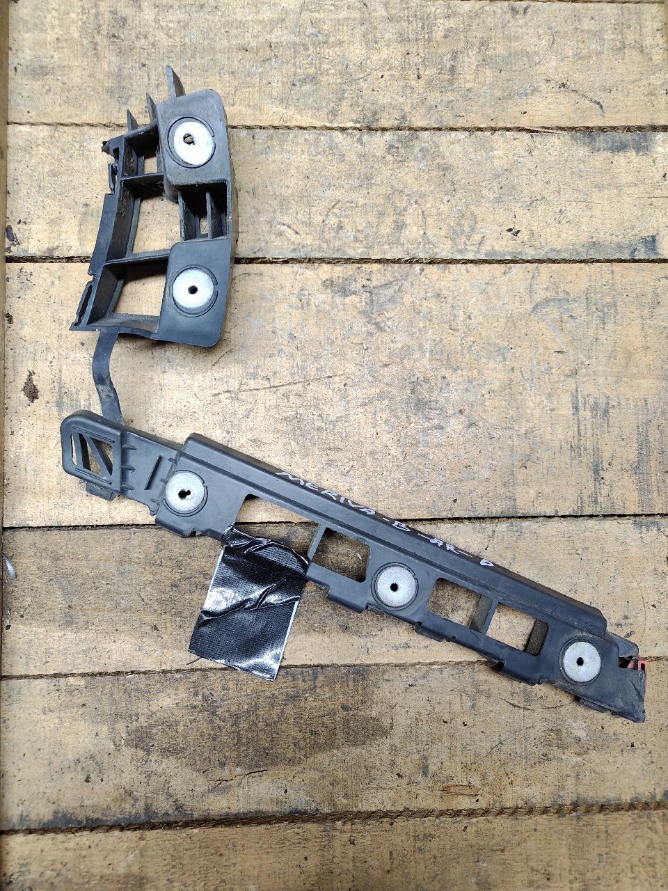 Right rear bumper support
