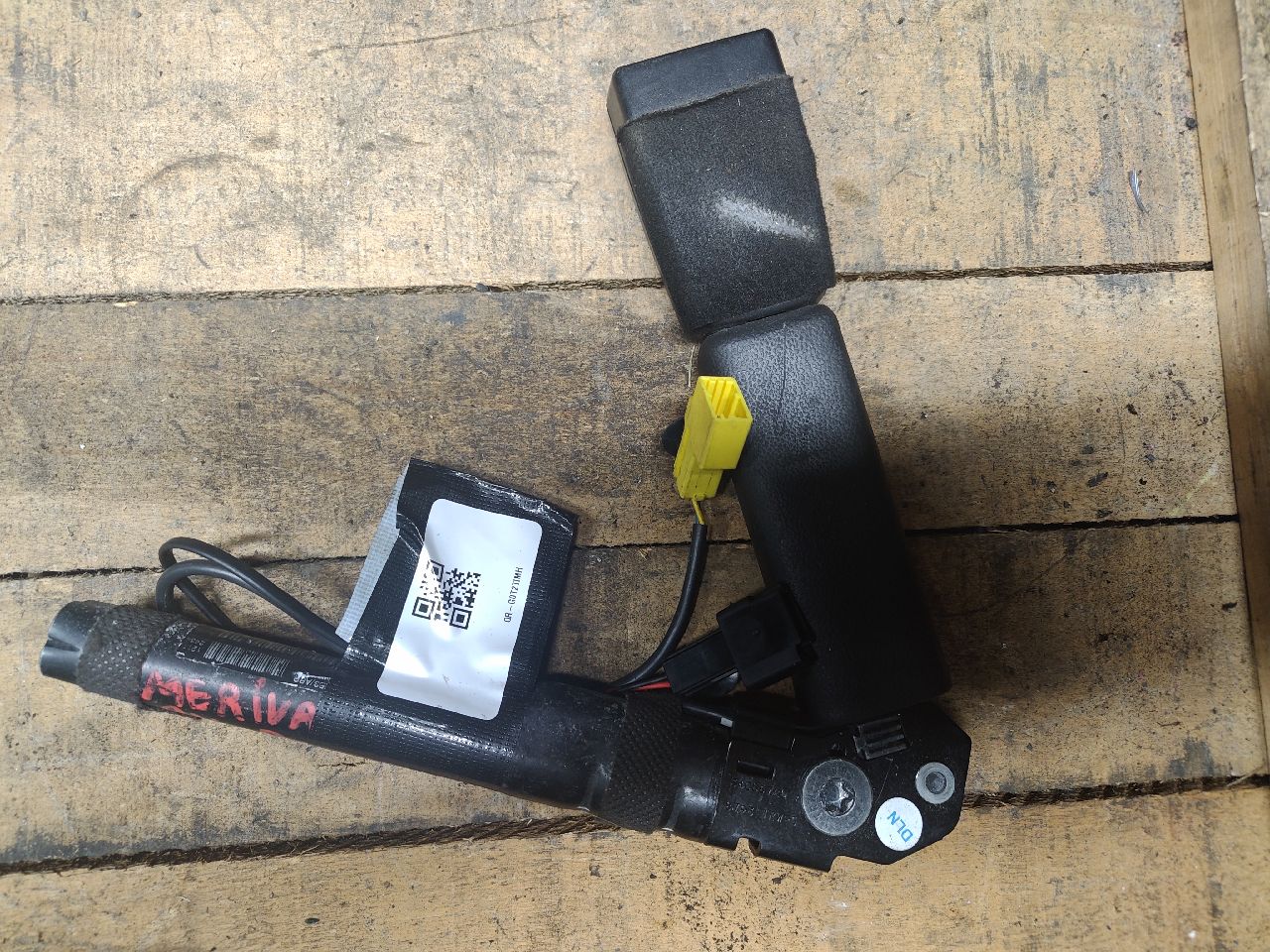 Right front seat belt pretensioner