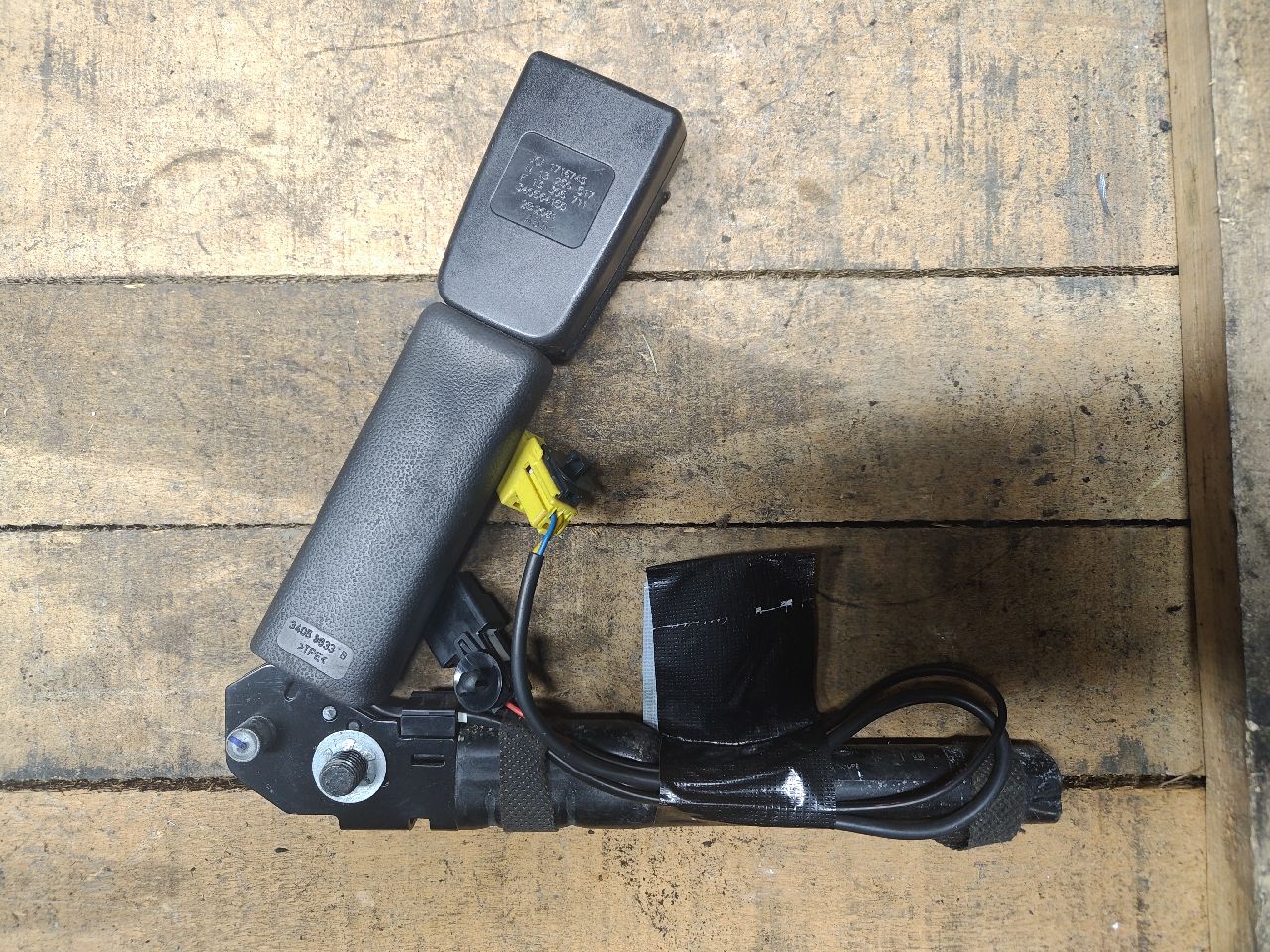 Right front seat belt pretensioner