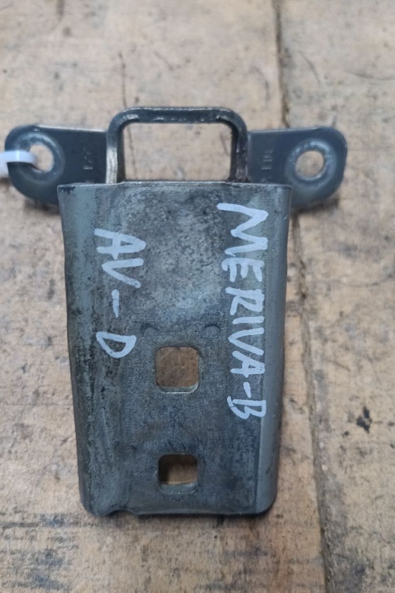 Front right door hinge