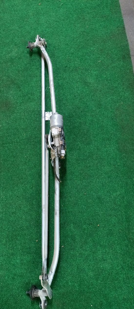 Windshield wiper linkage with motor