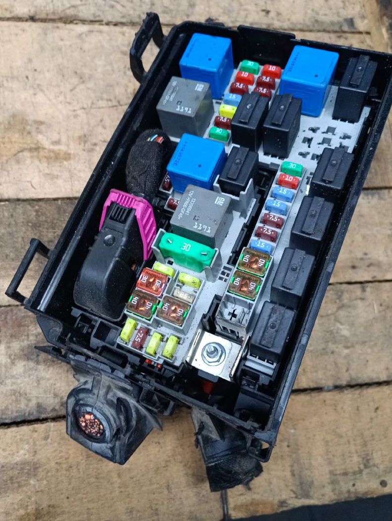 Fuse box B16