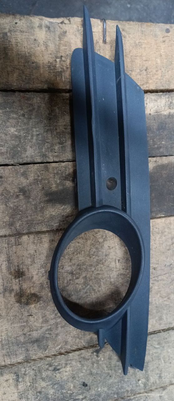 Front left fog light grille