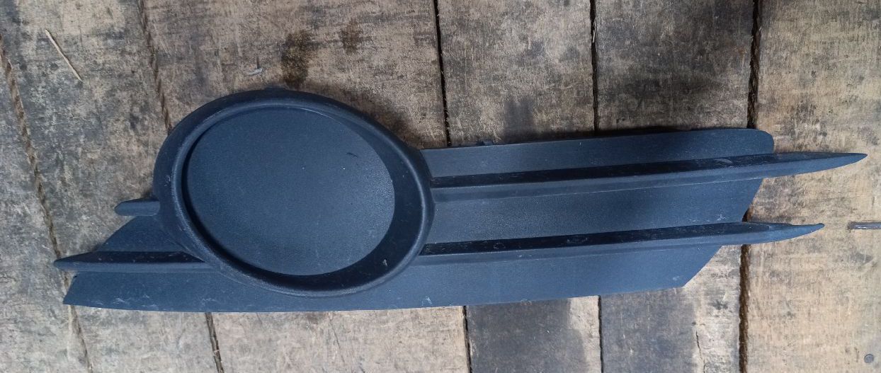 Front left fog light grille