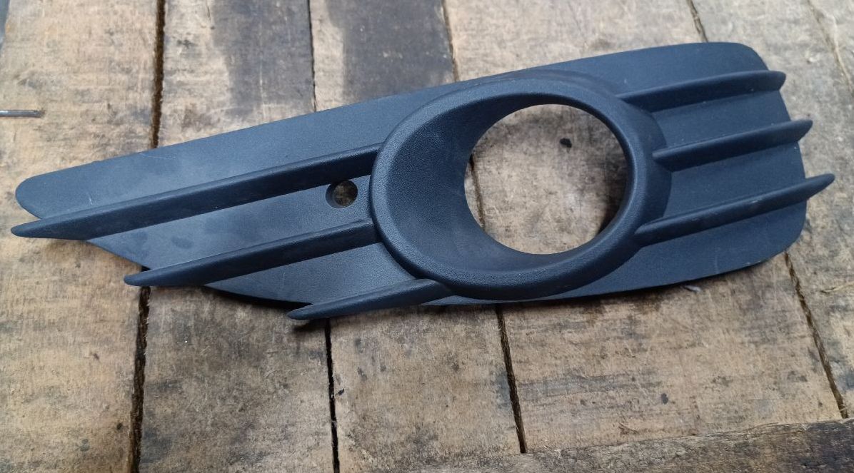 Right front fog light grille