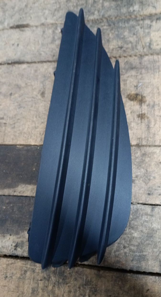 Front left fog light grille