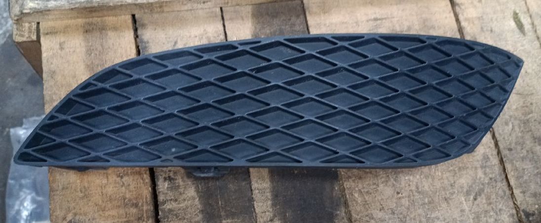 Front left fog light grille