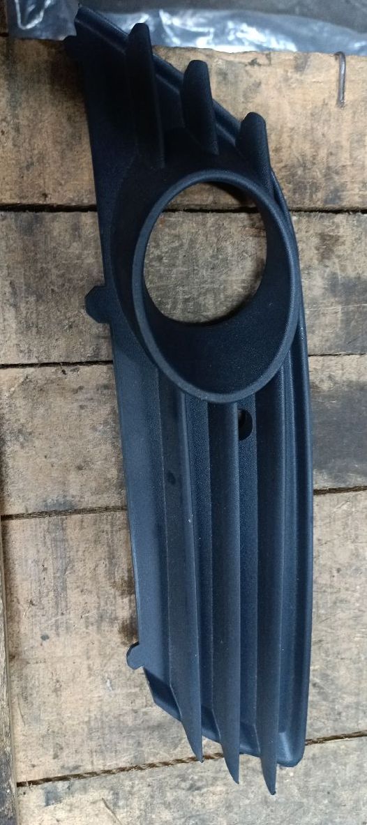 Front left fog light grille