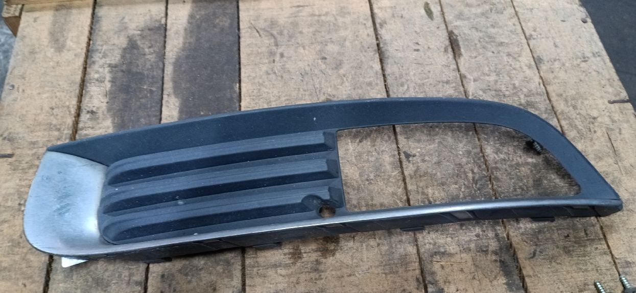 Front left fog light grille