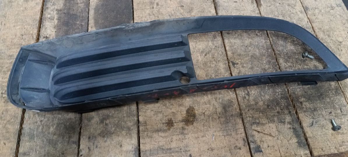 Front left fog light grille