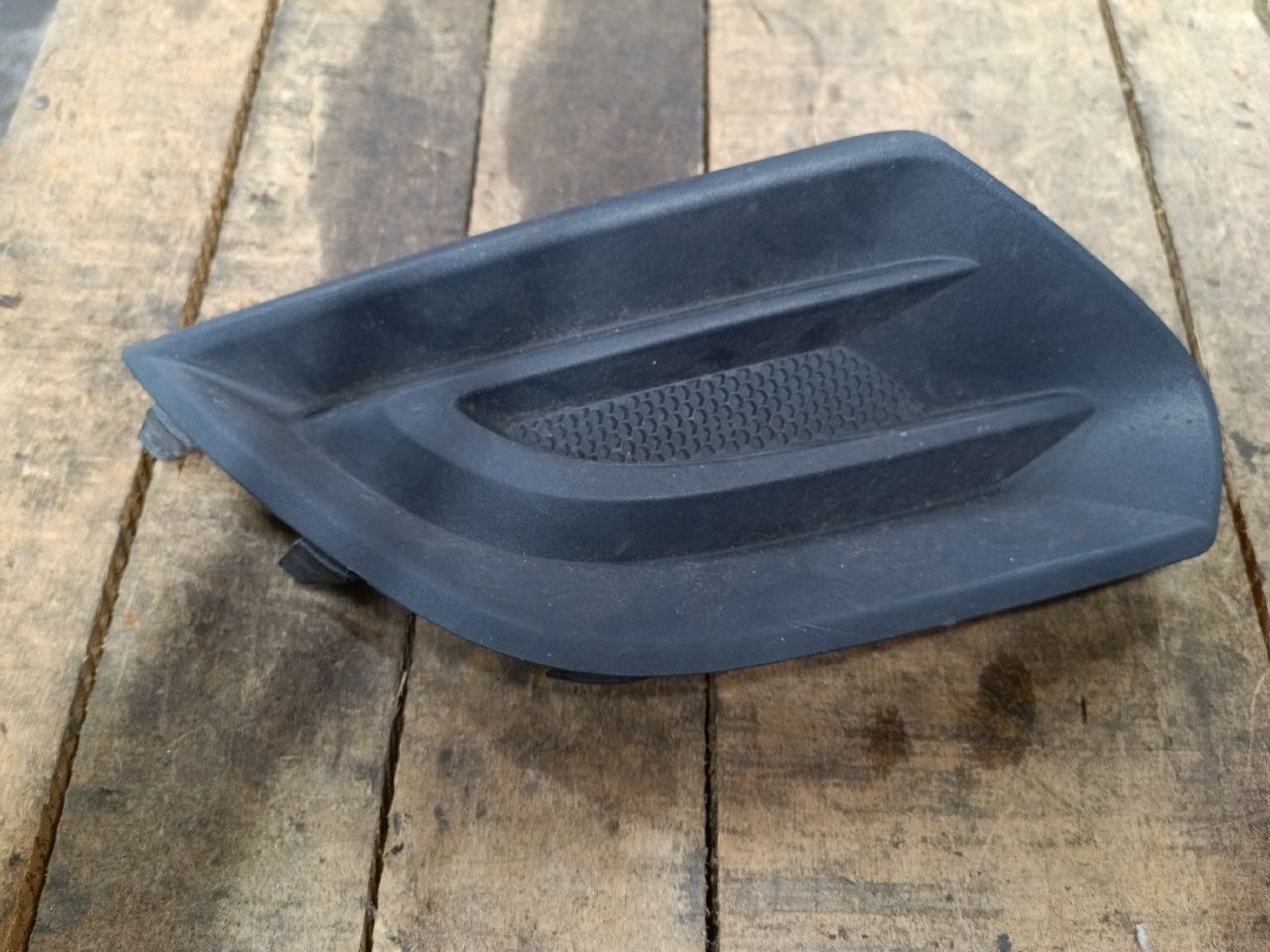 Front right fog light grille