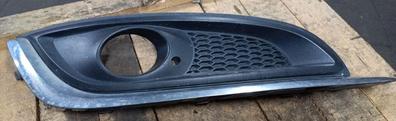 Right front lower fog light grille