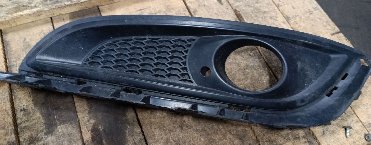 Front left fog light cover (plastic)