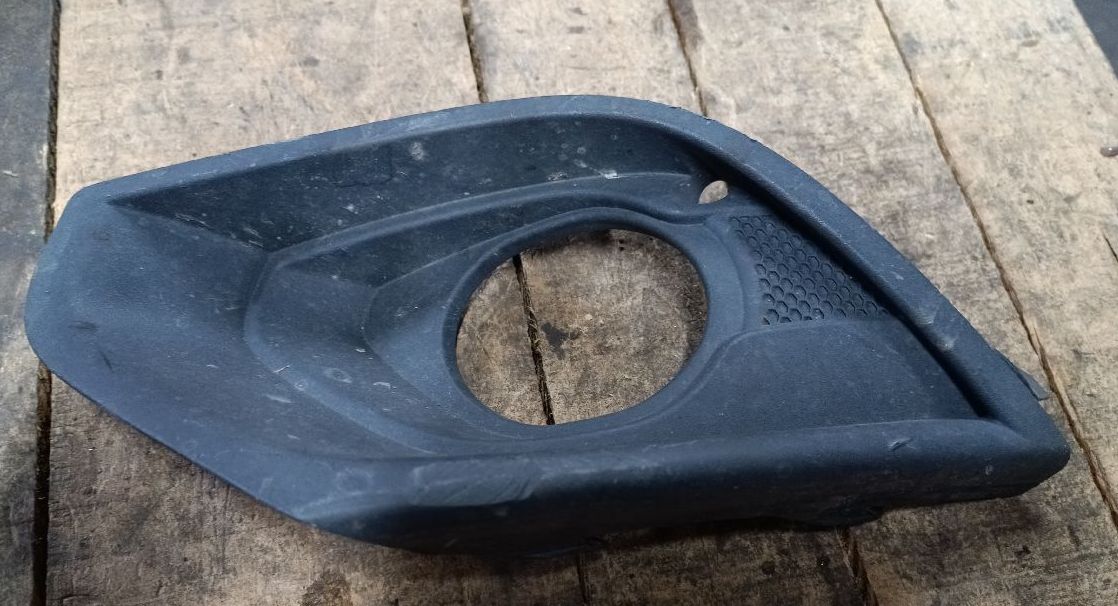 Front left fog light bezel (plastic)