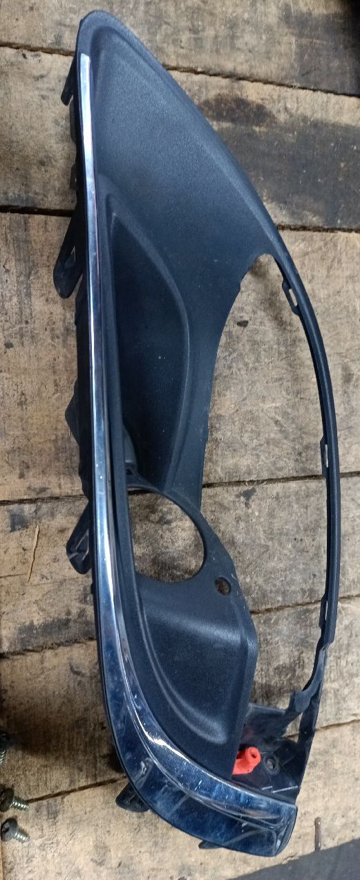 Front left fog light bezel (plastic)