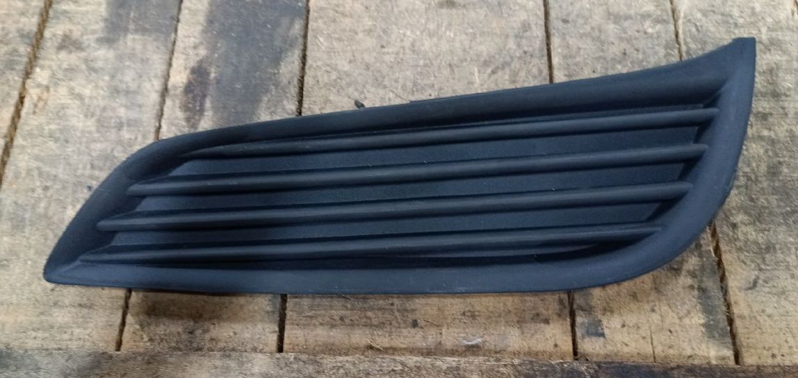 grille inférieur avant droit de pare-choc