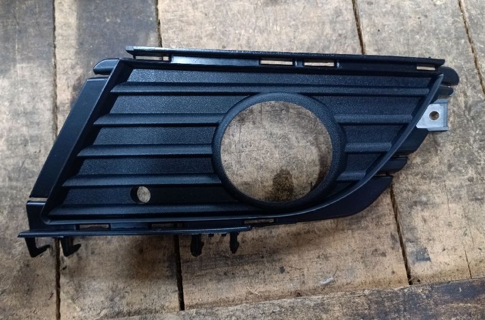 front left fog light bezel
